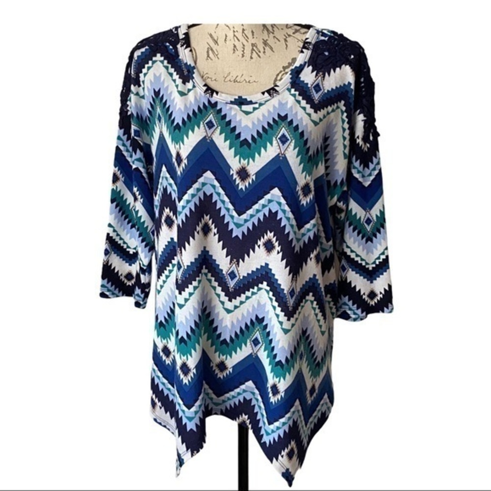 ABSOULUTLY FAMOUS BLUE WHITE AND NAVY TOP SIZE 1X